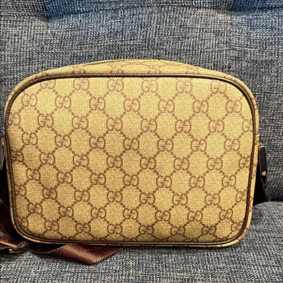 Gucci Supreme Camera Crossbody Bag - Picture 2 of 15